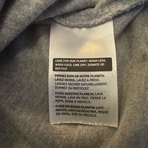 NWOT: Levi’s Women’s Graphic Tee Shirt: Large - Picture 6 of 6